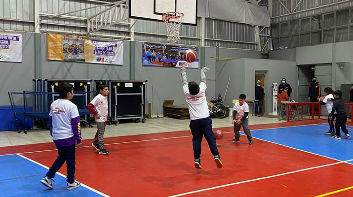 ENTREGA DE IMPLEMENTOS PARA ESCUELA DE BÁSQUETBOL MUNICIPAL. - ¡Nancagua  Siembra Futuro!